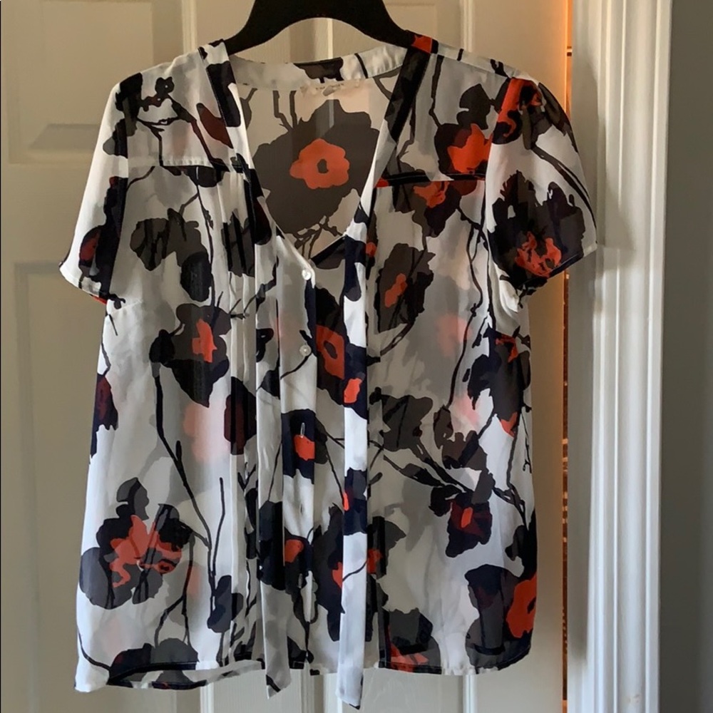 Women’s short sleeve floral print blouse. Size m